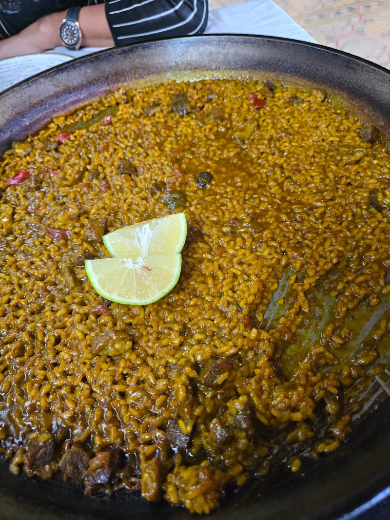 Arroz en paellera con rodajas de limón