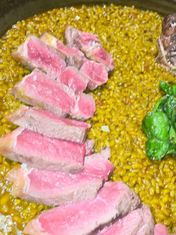 Arroz en paellera con tiras de presa ibérica y pimiento verde