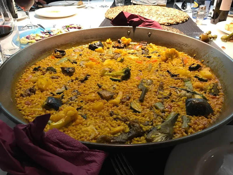Arroz de verduras con alcachofa en paellera