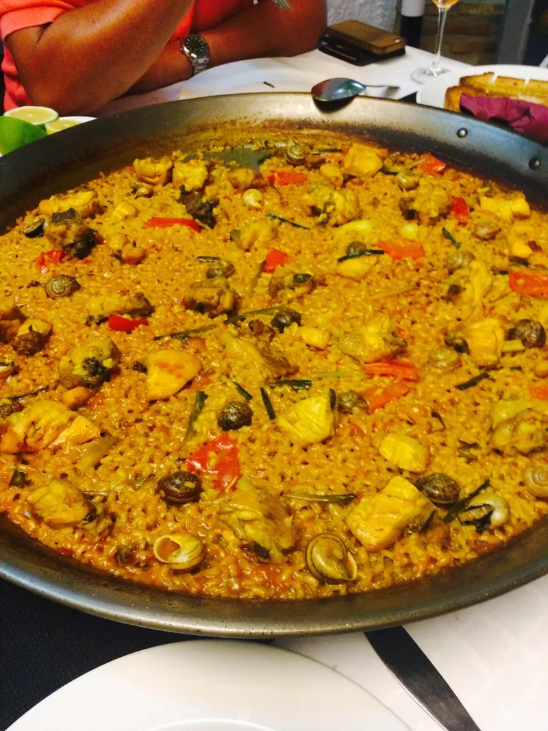 Arroz con verduras y pimiento rojo en paellera