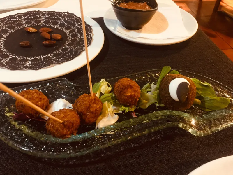 Croquetas caseras y bombones de chocolate