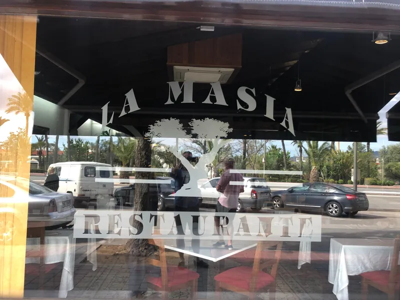 Escaparate del restaurante con el rótulo de La Masía