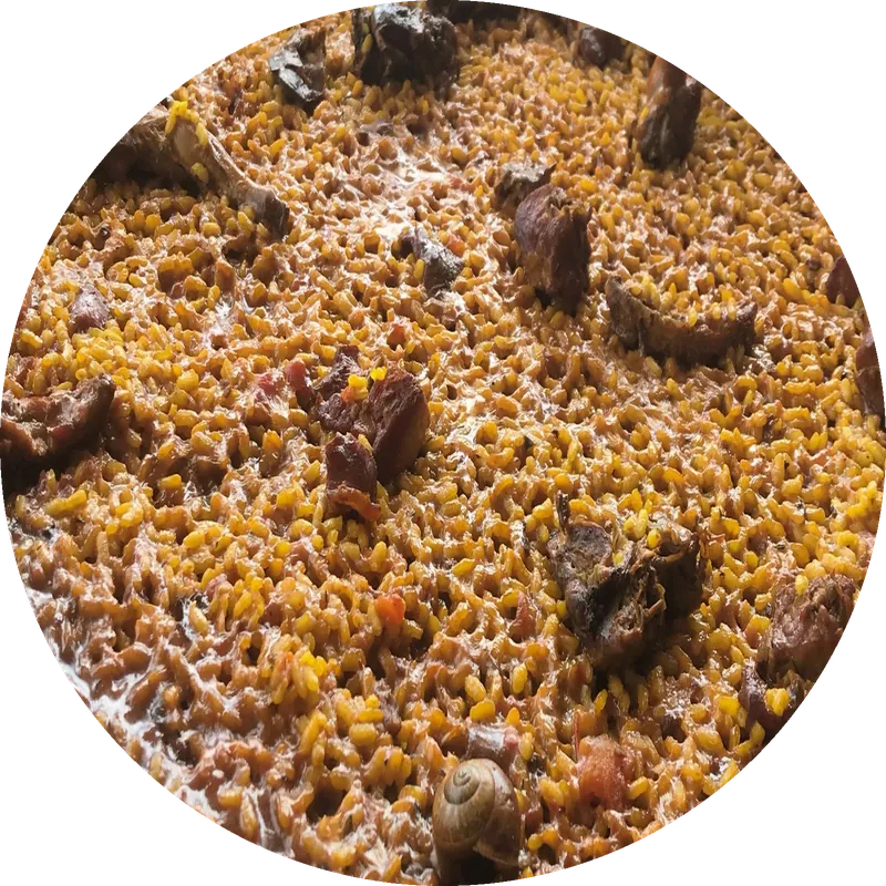 Arroz con conejo y caracoles en paellera, vista cenital
