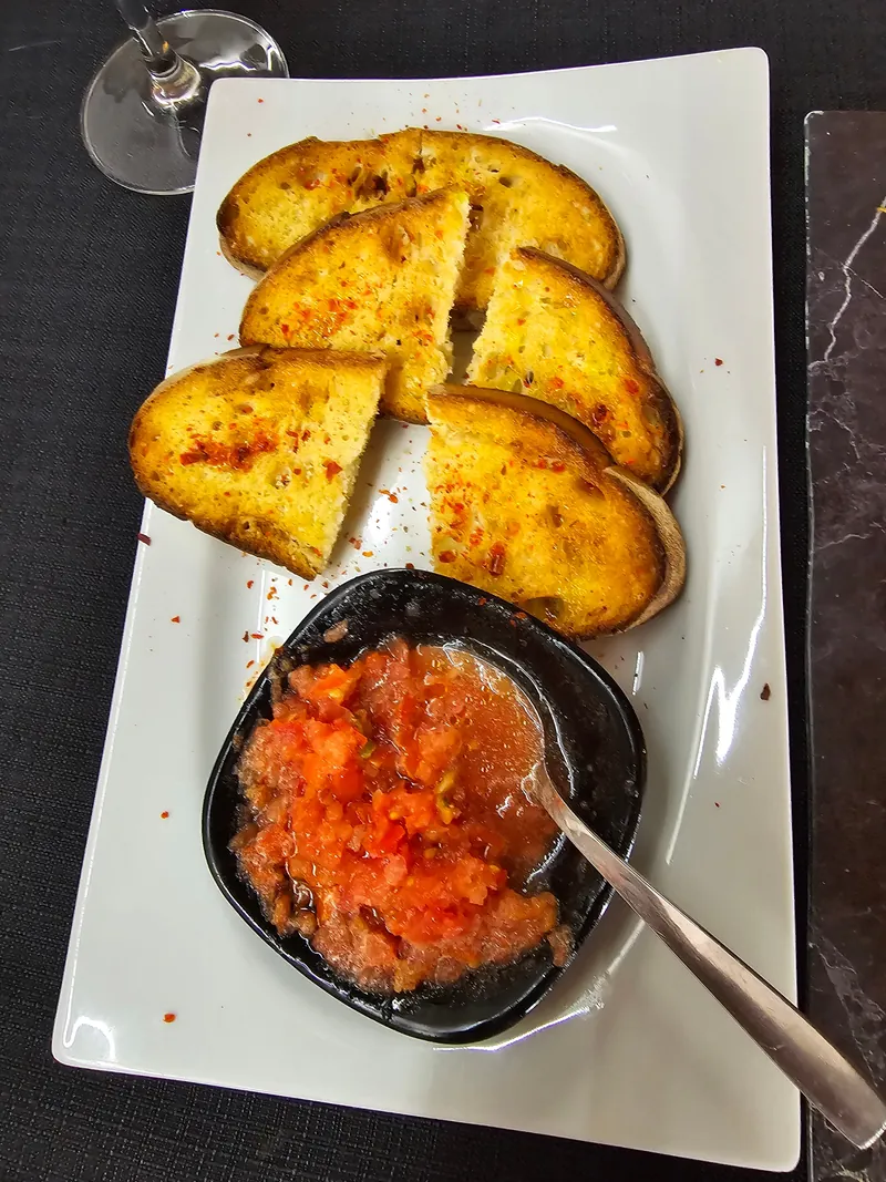 Pan tostado con tomate rallado